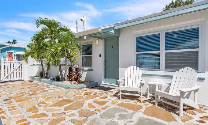 Treasure Island Condo | 🏖️400 ft to Beach☀Pool Side Unit🌴Bungalows #1🌊Heated Pool🐕Dogs Welcome