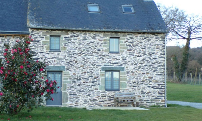 Mur-de-Bretagne House | 400 m from Lake Guerledan Brittany gite 6 people