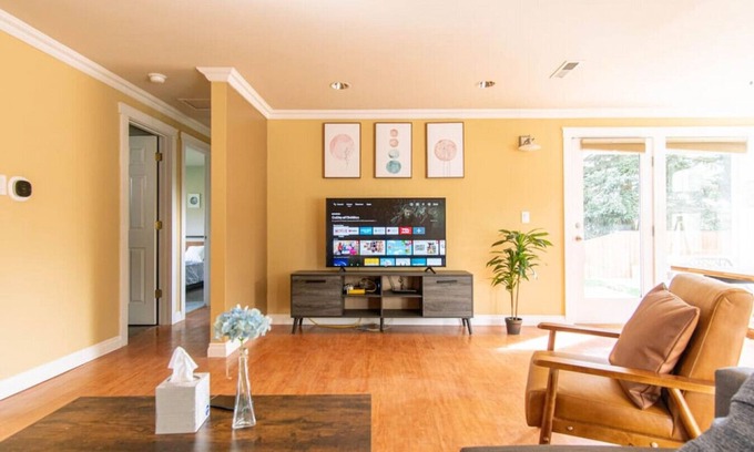 Tukwila House | 4429 lower A · Stylish 3BR suite near airport & Seattle-Unit A