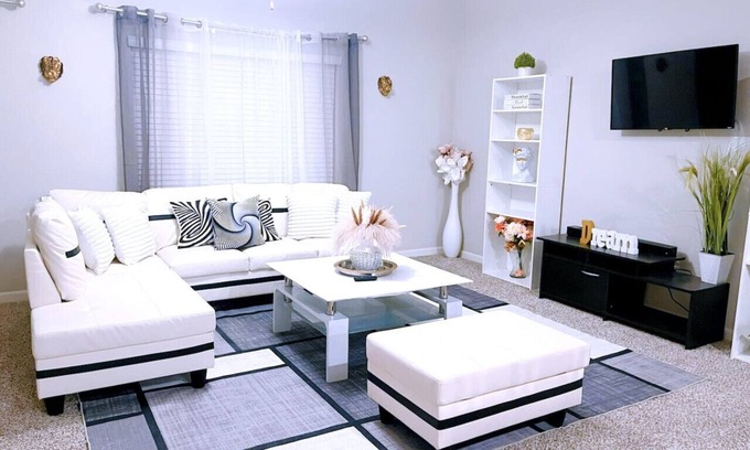 Anna House | 443) Massive 4 bedroom with community pool!