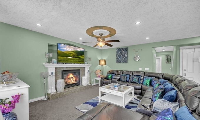 Calgary House | 48A Luxury Lake Home w/Massage Meditation Gym A/C