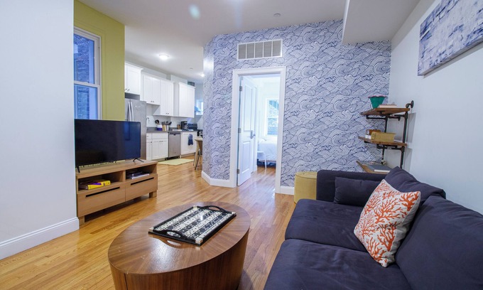 Washington Park Apartment | 4BD 1.5BTH Sunny Apt in Roxbury