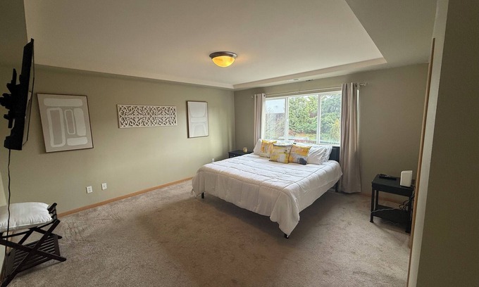 Fife House | 4bd 2.5 ba/4King Beds/W/D/ Fenced Yard/24hr Security