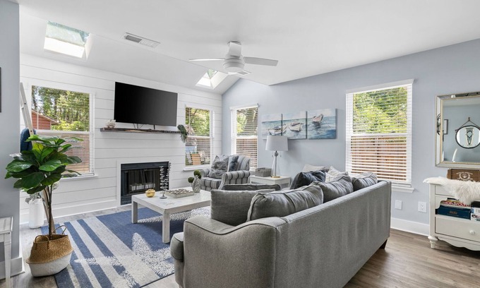 Mount Pleasant House | 4BD Home 3 Miles To Isle Of Palms - Coastal Haven