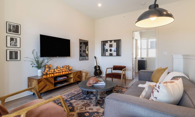 Buena Vista Apartment | 4BDR Bachelor Stay Near Broadway | Conway