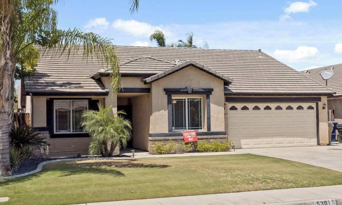 Greenacres House | 4bdrm 2bath Modern Getaway KING Bed Sleeps 8