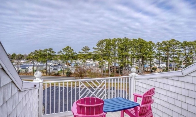 Long Neck House | 4bedroom Beach Retreat in charming Long Neck with Rooftop View and lounging deck