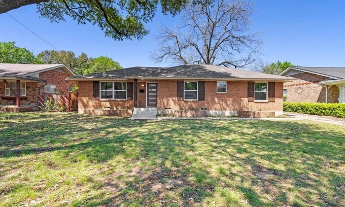 Oak Cliff House | 4BR/2BA Home Near Bishop Arts District & AT&T Stadium - Garage Parking