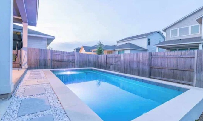 Austin House | 4BR/3.5BH Private Pool: 5M Airport, F1 & 2-Story