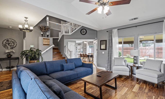 Raisin House | 4BR 3BA EVCharger! King Bed! Long StaysWelcomed