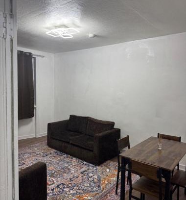 Carrick Knowe Apartment | 4BR Home near Airport & City Centre Free Parking