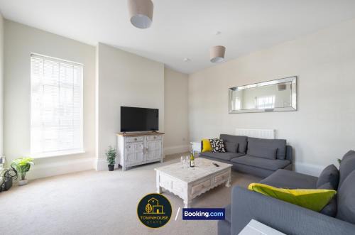 Colchester House | 4BR House by Townhouse Stays, Short Lets & Serviced Accommodation in Colchester with Garden, Free Parking & WiFi