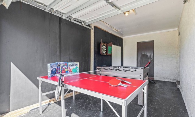 Tampa House | 4BR Oasis | Jacuzzi/Gym & Game room | Sleeps 12!