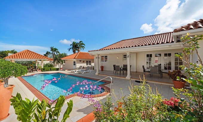 Sero Grandi House | 4BR With Private Pool *NEAR BABY BEACH*