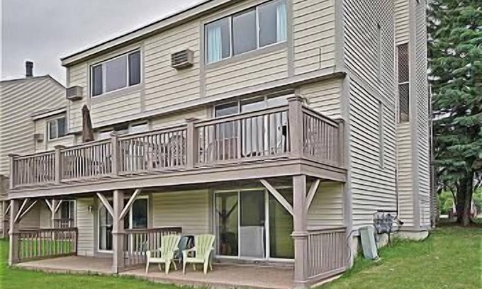 Cedar House | 4brm 4 ba in Leelanau County. Air, Heated Pool, 5 miles to Lk Michigan Beach