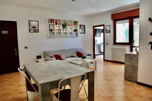 Zona XXXIII Acilia Sud Apartment | 4four Apartment 6-7 pax