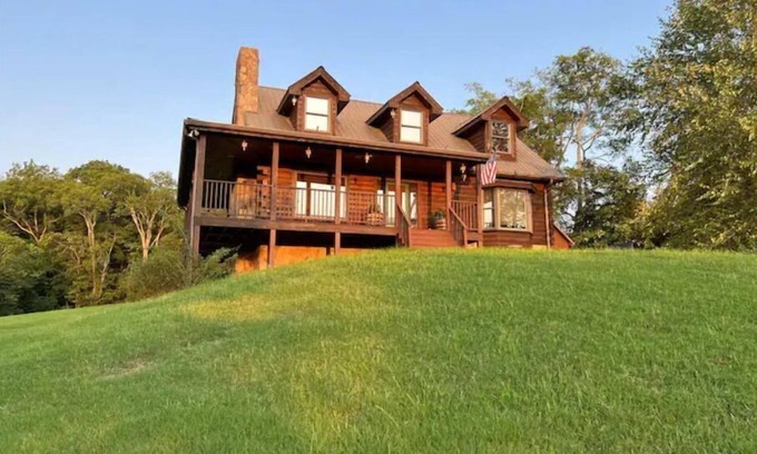 College Grove Cabin | 5 Acre 3 Bedroom Cabin Next Door to Troubadour