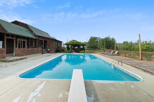 Gracewood House | 5-Acre Retreat Private Pool Outdoor Bar Fishing Pond & Game Room