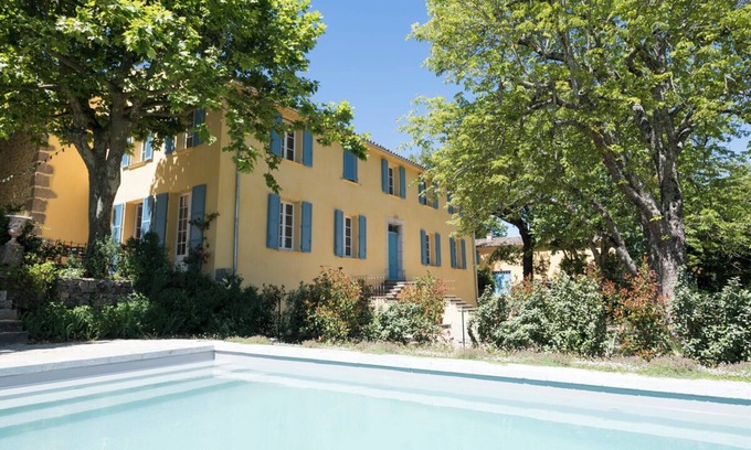 Neoules Villa | 5* BASTIDE villa with swimming pool on a wine estate