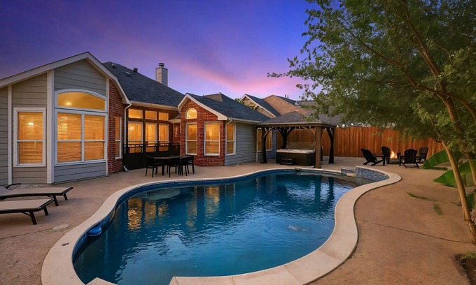 Fossil Creek House | 5-BD/2-BA Vacation Retreat w/Pool, Hot Tub & BBQ
