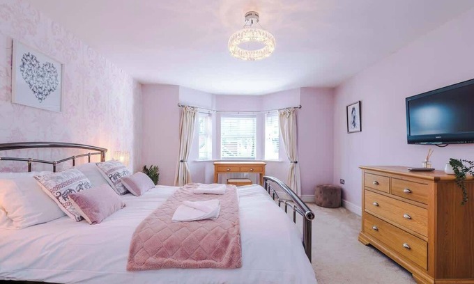 Chester House | 5 bed Luxury Retreat with Spacious Living Spaces