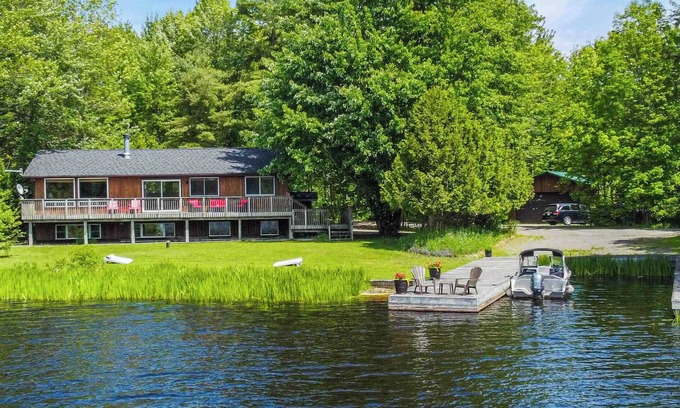 Muskoka Lakes Cottage | 5 Bed 3 Bath Sun-Filled Beautiful Lakeside Cottage on Lake Muskokan