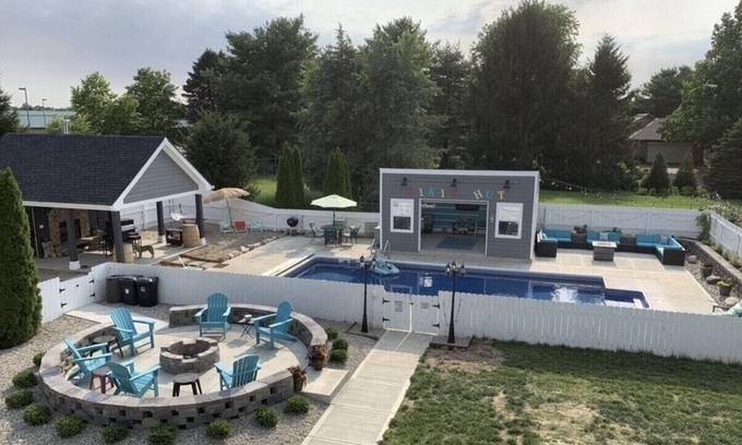 Noblesville House | 5 Bed 4.5 Bath - 2 Acre Property W/AMAZING outdoor Living including Heated Pool