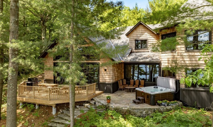 Minett Cottage | 5 bed 5 bath cottage on Lake Rosseau includes Boathouse w/living quarters