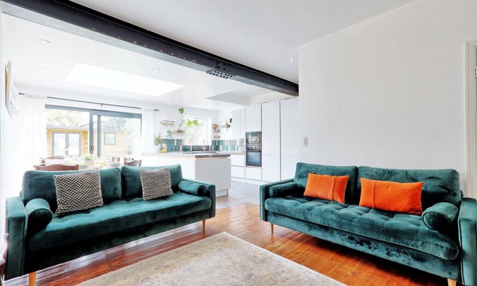 Southend-on-Sea House | 5 Bed, Garden, Parking with sofa Bed