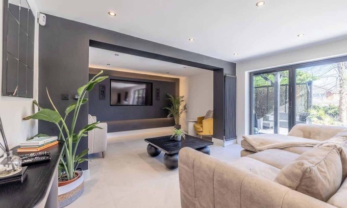 Datchet House | 5-Bed Home Near Windsor w/Garden & Parking