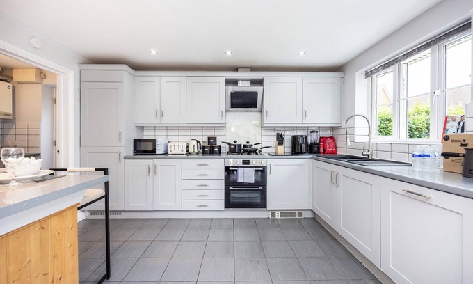 Sittingbourne House | 5 Bed House | Kent | Bedrooms with TV | Pool Table | Arcade Room