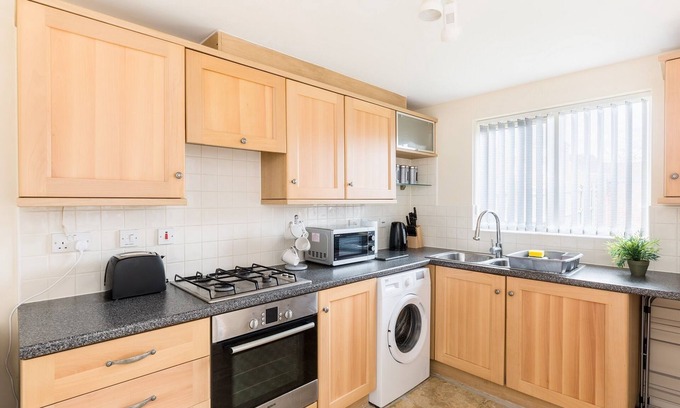 Wolverhampton House | 5 bed house with free parking in quiet location