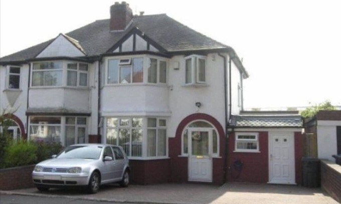 Birmingham House | 5-Bed House with separate living room