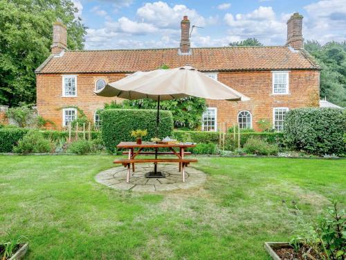 Dereham House | 5 Bed in Dereham 89542