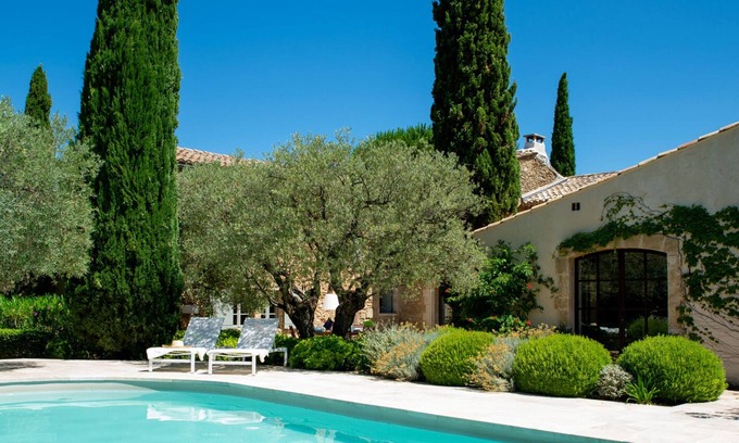 Maubec House | 5-bed Mas with pool in Maubec with pool, air-con and views to the Luberon hills