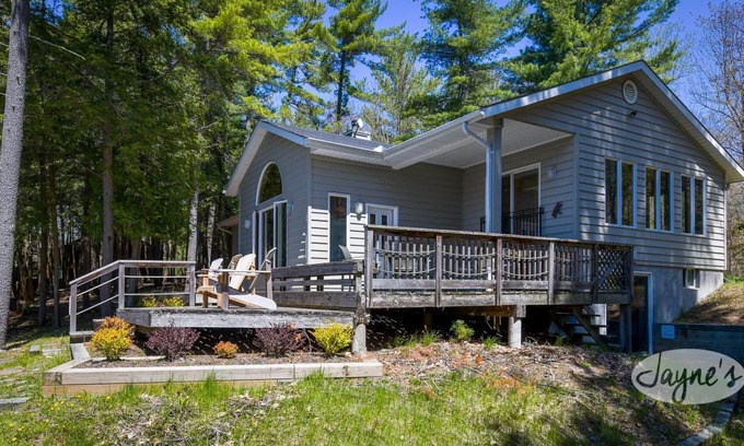 Bracebridge Cottage | 5 bedroom, 2 bath, Eilean Gowan Island, Lake Muskoka! Minutes to Bracebridge!