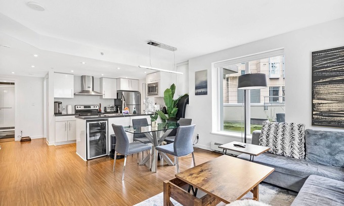 Gastown House | 5 Bedroom 3 level Townhome, Private Rooftop Beautiful Garden/Courtyard View