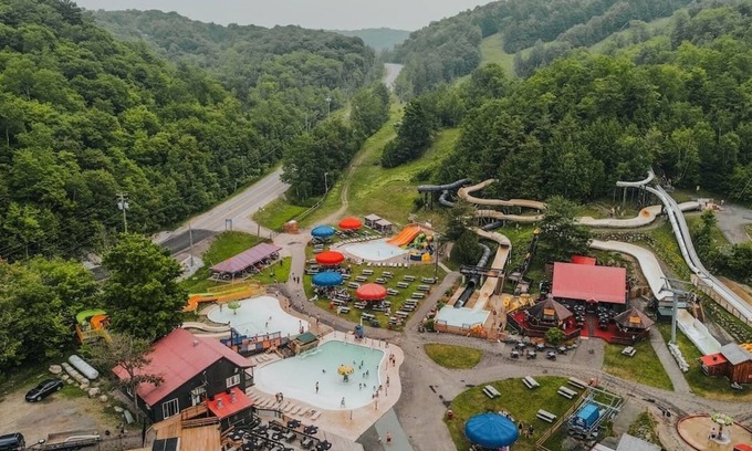 Cantley Ski Chalet | 5 Bedroom Chalet in the Heart of the Mountains