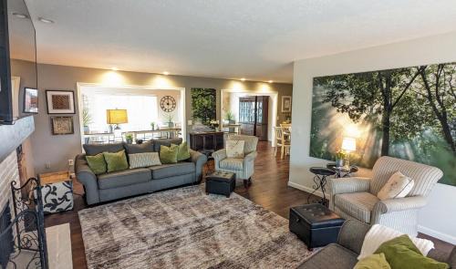 Huron House | 5 Bedroom Family Gathering Home with Indoor Hot Tub