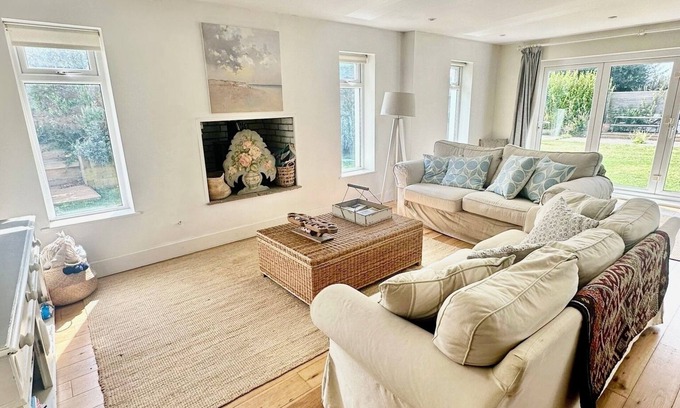 East Wittering House | 5 bedroom family friendly Beach House, close to beach and village.