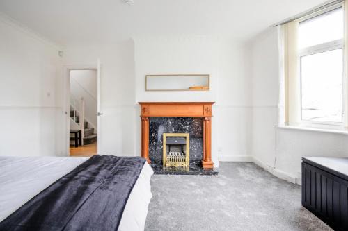 Burnage House | 5-bedroom home in trendy Dibsbury area Manchester with parking