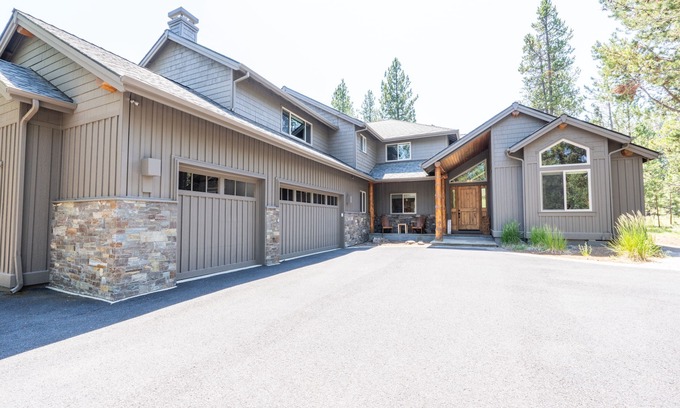Sunriver House | 5 bedroom home w/private hot tub, shared pool and gourmet kitchen