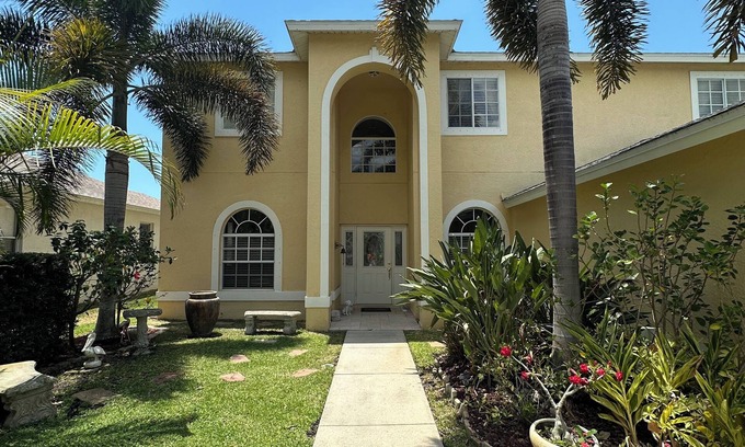 Stoneybrook House | 5 Bedroom House on golf course with pool after big reconstruction!