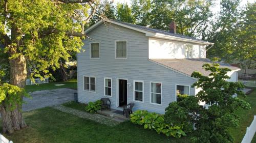 Geneva-on-the-Lake House | 5 Bedroom Lakeside Home Sleeps 12 - Shared Lake Access, Large Yard, Central Air, Fire Pit, Horseshoes & More!
