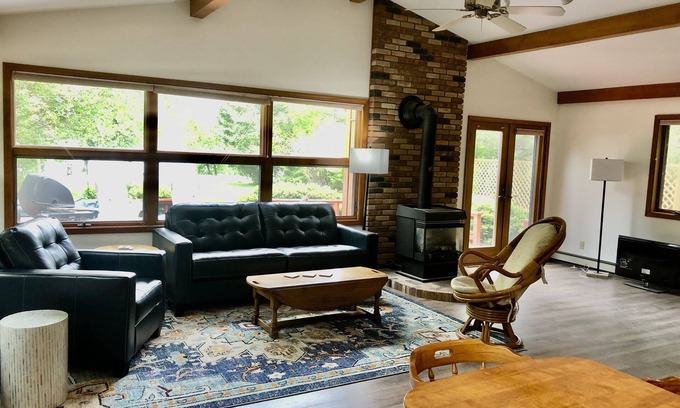 Empire Cottage | 5 bedroom Little Glen Lake home. Close to Glen Arbor & Sleeping Bear Dunes.
