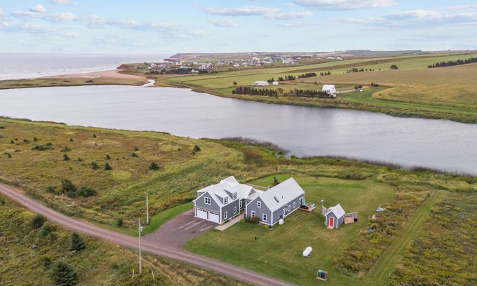 Sea View House | 5 Bedroom Luxury Beach House at Cousins Seaside Cottage in Sea View PEI