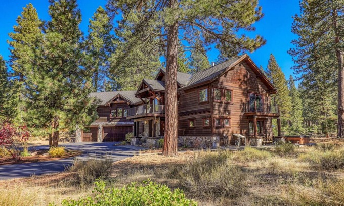 Truckee House | 5-bedroom Luxury Home , on 3 acres of pine trees with Hot Tun, Dogs ok