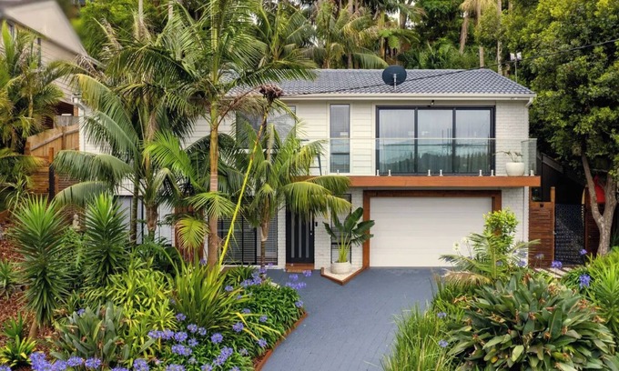 Terrigal House | 5 bedroom Terrigal beach home with district views