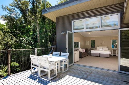 Furneaux House | 5-bedroom waterfront home on Endeavour Inlet