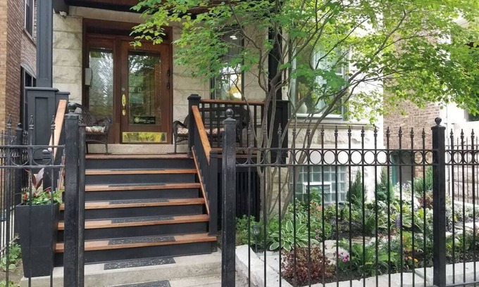 Wrigleyville Apartment | 5 Bedroom Wrigleyville experience right by stadium